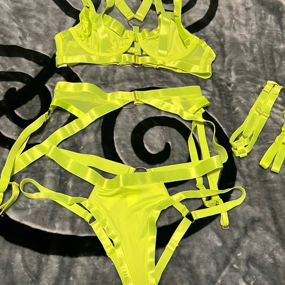 New 4 pieces strep harness size large - Picture 3 of 5